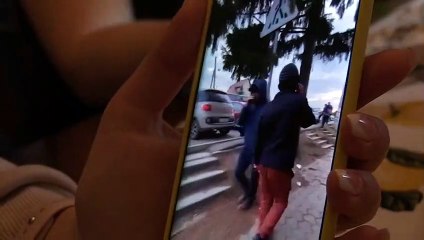 Ucraina, mamme profughe in fuga: "Abbiamo lanciato in aria i bambini per passare il confine"