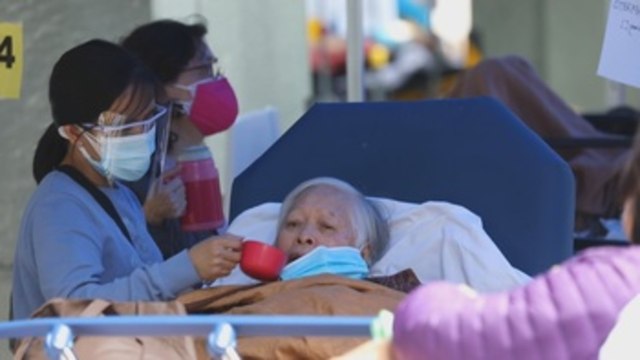 Éxodo en Hong Kong por las restricciones para frenar su peor oleada de covid