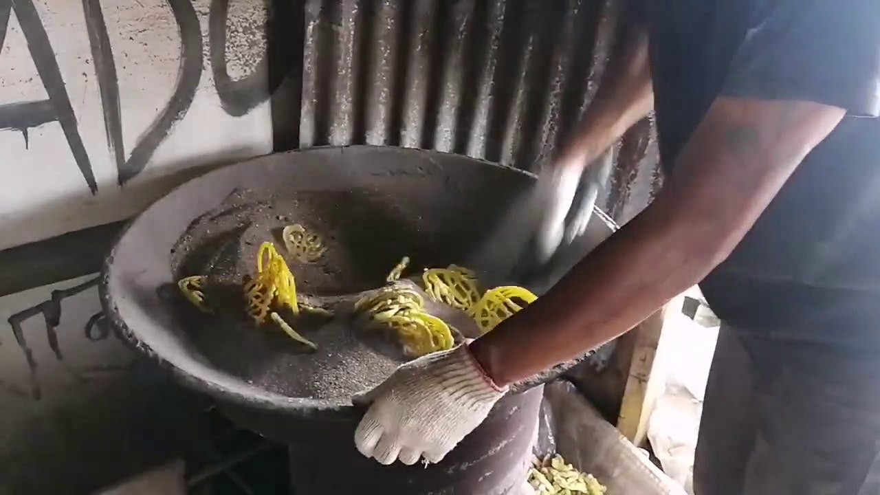 Proses Penggorengan Kerupuk Melarat || Minyak Minyak Goreng Kalah Hasilnya
