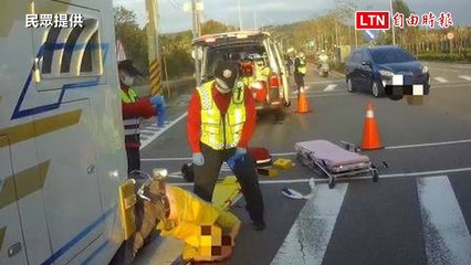 撞路邊遊覽車「倒栽蔥」卡住 68歲騎士無生命跡象送醫搶救