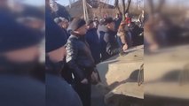 Ukrayna’da halk, Rus tankının önünü keserek milli marşlarını okudu