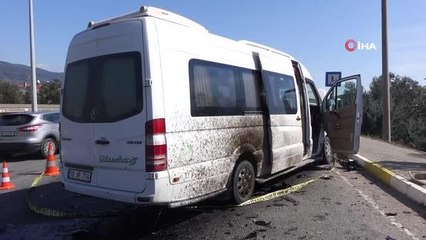 Kontrolden çıkan otomobil bölünmüş yolun karşısına geçerek minibüs ile çarpıştı