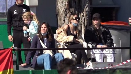 Julia Janeiro con su novio, pasión en plena calle