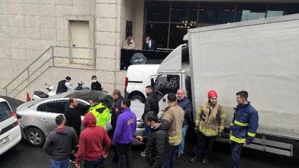 ŞİŞLİ'DE KAMYONET PARK HALİNDEKİ 6 ARACA ÇARPTI