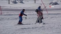 Uludağ'da kar kalınlığı 133 santimetreye ulaştı, tatilciler güzel havada kayak yaptı