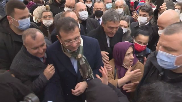 Vatandaş pazarda İmamoğlu’na dert yandı: Askıda ekmek yiyorum, hayra gitmiyoruz
