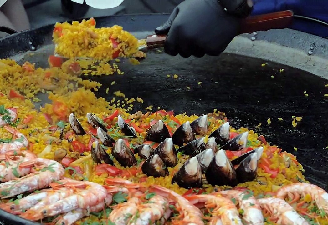 Cooking sea food in market