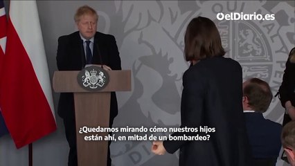 Una activista ucraniana, al borde de las lágrimas frente a Boris Johnson: "Viene a Polonia y no a Ucrania porque tiene miedo"
