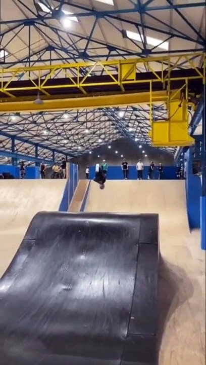 Un enfant réalise un double back flip sur une trottinette