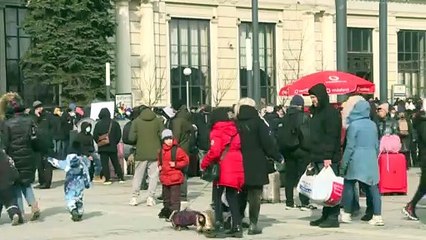 Miles de refugiados ucranianos emprenden su huida del país a través de la frontera polaca