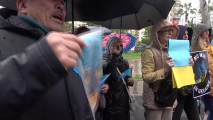 Mersin'de Ruslar ve Ukraynalılar, tüm dünyaya el ele 'kardeşlik' mesajı verdi