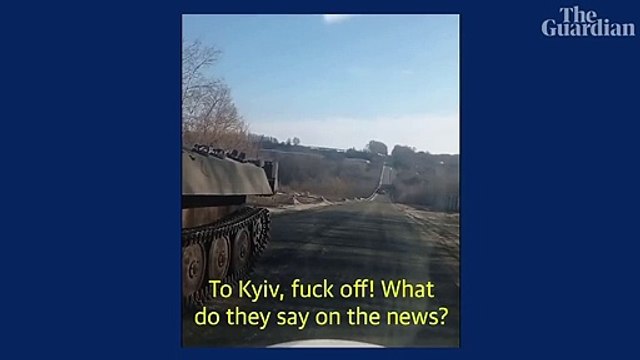 Ukrainian citizen confronts Russian soldiers after tank runs out of fuel