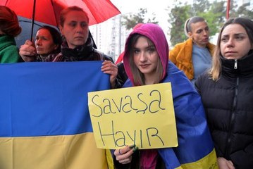 GÖSTERİ DÜZENLEYEN UKRAYNALILARA RUSYA VATANDAŞI DA DESTEK VERDİ