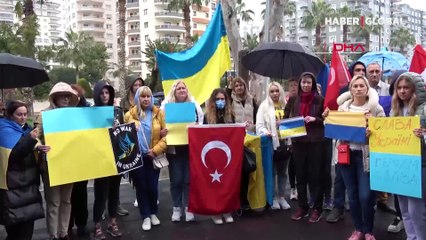Mersin'de gösteri yapan Ukraynalılara Rusya vatandaşı da destek verdi