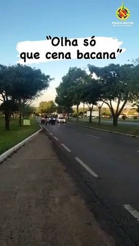 Policiais militares do DF ajudam idosa a empurrar carrinho pesado pelas ruas