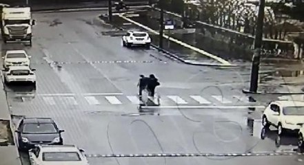 Son dakika haberi! Görme engelliye yardım etme bahanesiyle cep telefonunu çaldı; o anlar kamerada