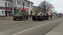 Ukrayna’da halk, Rus tankının önünü keserek milli marşlarını okudu