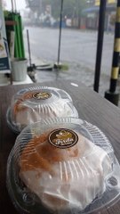 Beli burger saat hujan deras