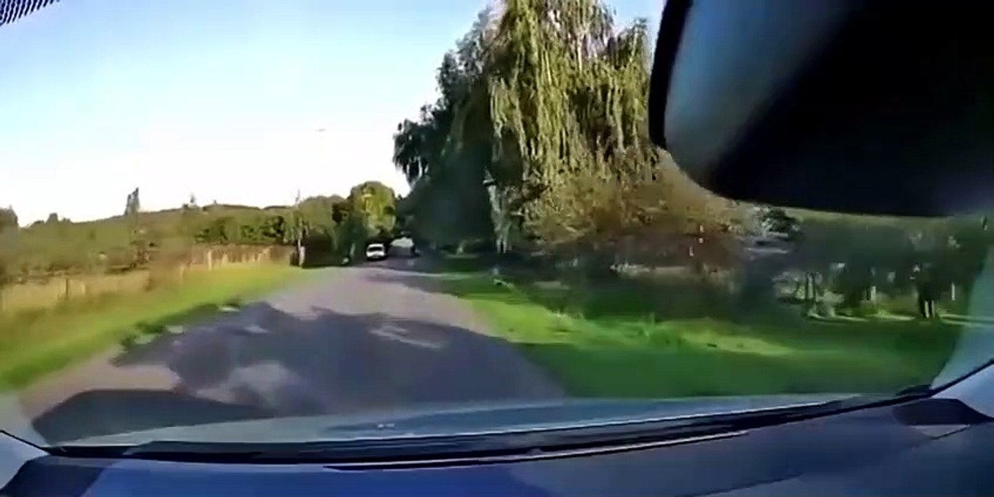 Un automobiliste se fait percuter et défoncer sa voiture par un individu qui prend la fuite !