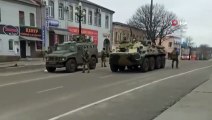 Ukrayna’da halk, Rus tankının önünü keserek milli marşlarını okudu