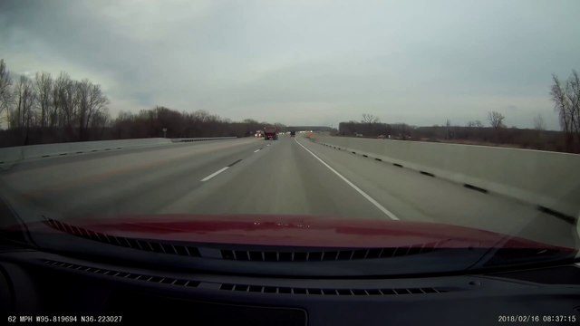 Ce camion se prend un pneu en plein pare-brise