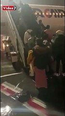 اللقطات الأولى للطلاب المصريين على متن الطائرة العائدة من بوخارست بهتاف تحيا مصر