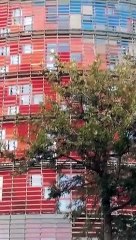 Dos personas con los colores de Ucrania escalan la Torre Glòries