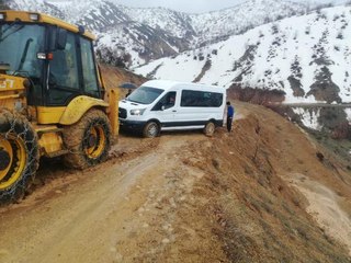 BİNGÖL'DE TOPRAK YOLDA KAYAN ÖĞRENCİ SERVİS MİNİBÜSÜ UÇURUMUN KENARINDA DURDU