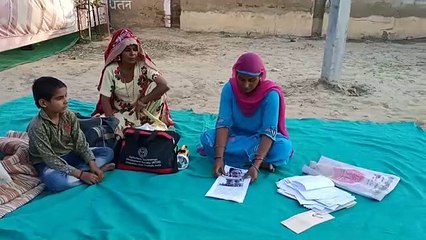 ऐसा क्या हुआ कि मां-बेटे के साथ धरने पर बैठी विवाहिता