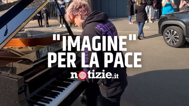 Guerra Russia-Ucraina, a Milano il musicista Davide Locatelli suona Imagine davanti al consolato