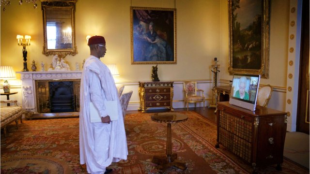 VOICI - Elizabeth II soignée de la Covid-19 ? Le palais de Buckingham sort du silence