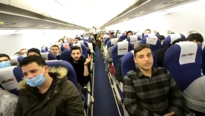 "مصر لا تنسى ولادها".. فرحة كبيرة من الطلبة المصريين المتواجدين فى رومانيا بعد عودتهم لمصر سالمين