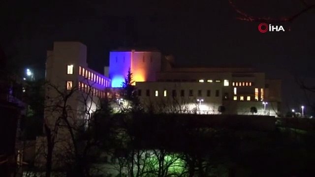 ABD İstanbul Başkonsolosluk binası, Ukrayna bayrağının renkleriyle ışıklandırıldı