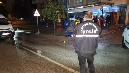 KALDIRIMDA YÜRÜRKEN SİLAHLI SALDIRIYA UĞRAYAN İKİ KİŞİ YARALANDI