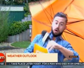 Lucu apabila wartawan cuaca diterbangkan angin semasa siaran langsung