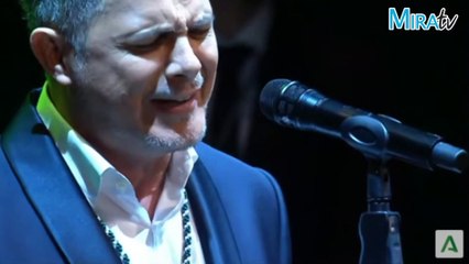 Alejandro Sanz cantando el Himno de Andalucía