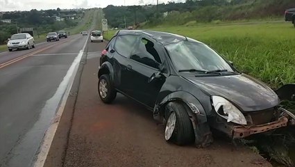 Condutor de Ka perde o controle e sai da pista na BR-277