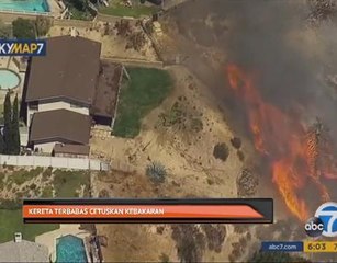 Kereta terbabas cetuskan kebakaran