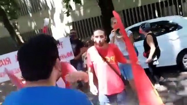 MBL e PCO brigam em frente ao consulado da Rússia por guerra na Ucrânia