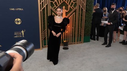 Selena Gomez Jokes About Not Being Able To ‘Keep Her Heels On’ After Falling At SAG Awards