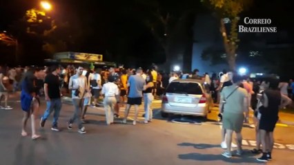 Grupo de 150 pessoas causa aglomeração na 514 Sul