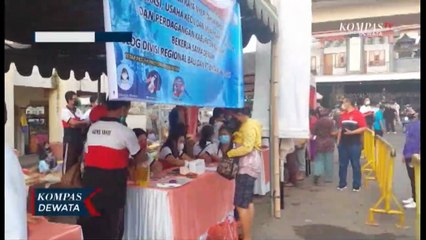 Warga Serbu Operasi Pasar Minyak Goreng Jelang Nyepi