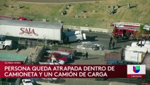 Una persona a quedó atrapada dentro de una camioneta.