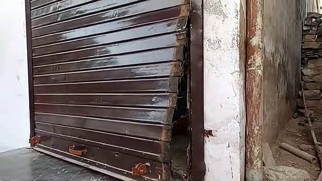 चोरों ने ज्वैलर्स की दुकान का शटर काटा, 50 हजार नगद सहित चुराए सोने- चांदी के गहने