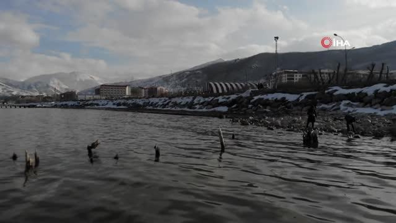 Van Gölü'nde sular çekilince 60 yıllık iskele gün yüzüne çıktı