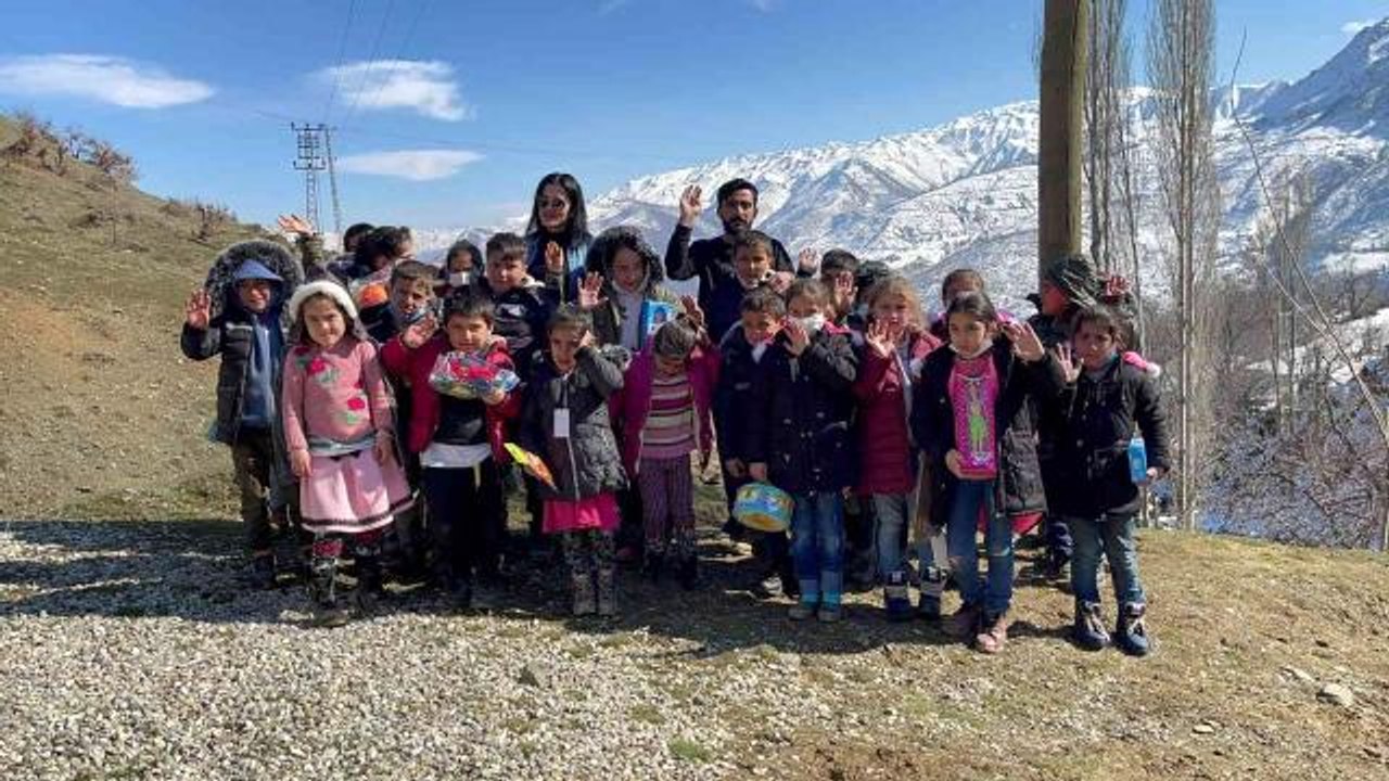 Köy köy gezerek 33 bin çocuğu sevindirdi