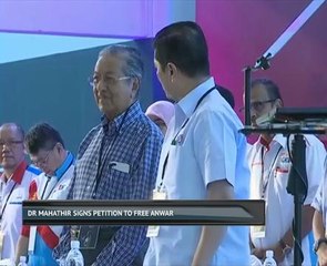 Dr Mahathir signs petition to free Anwar