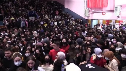 Ordu'da Pinhani rüzgarı... Salonlara sığmayan konserde binlerce kışı dışarda kaldı