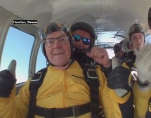 Lelaki berusia 101 tahun pecahkan rekod 'skydiving' tertua