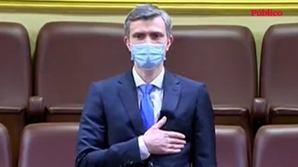Los diputados aplauden en pie al embajador de Ucrania
